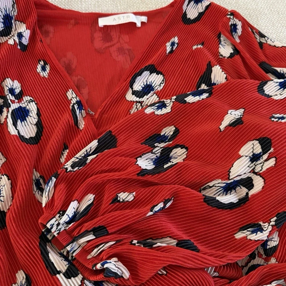 ASTR the Label Puff Sleeve Bubble Hem Blouse Red Floral Women's Size Large
